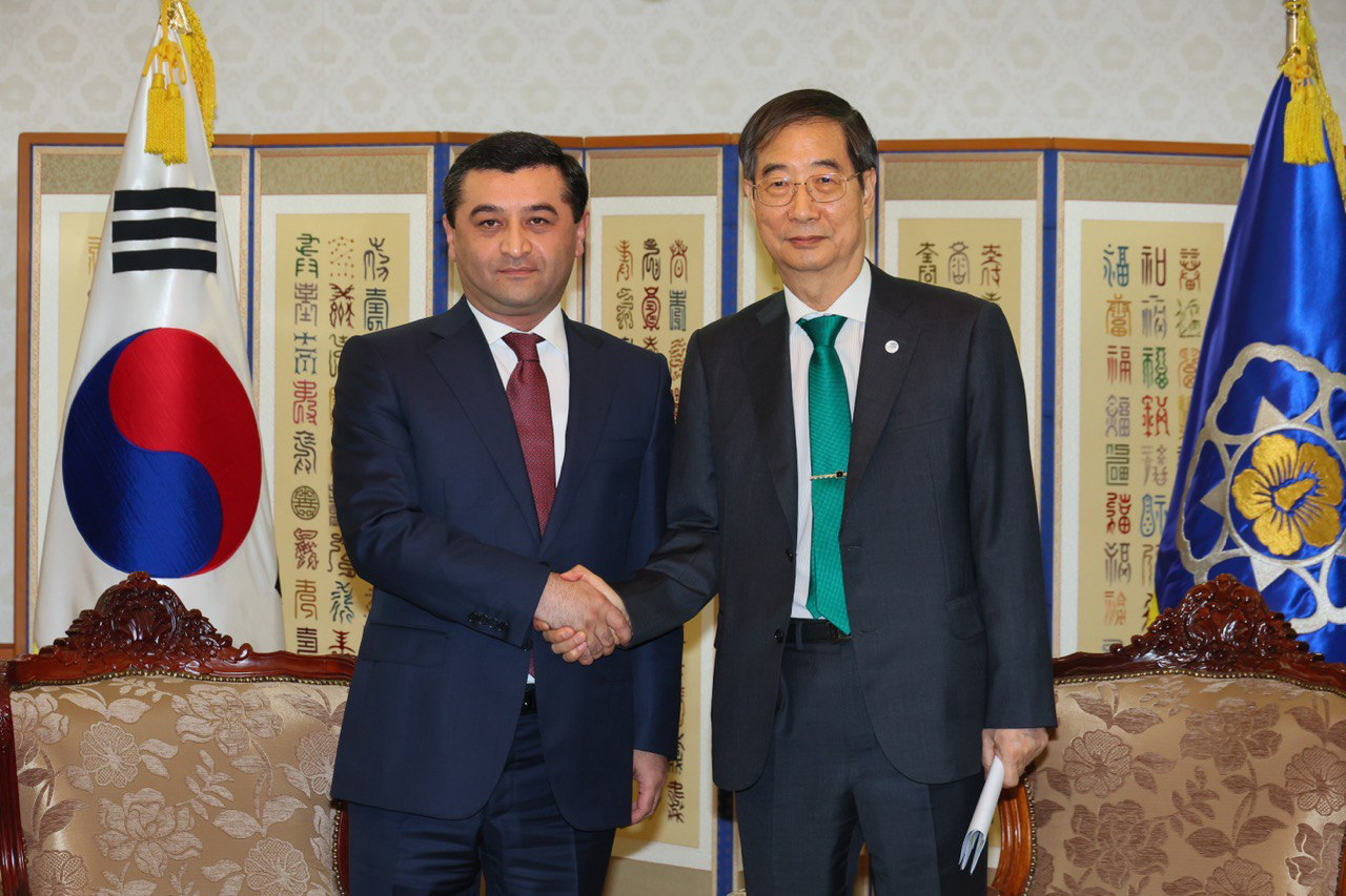 Minister of Foreign Affairs of the Republic of Uzbekistan Bakhtiyor Saidov, with Prime Minister of South Korea, Han Duck-soo 